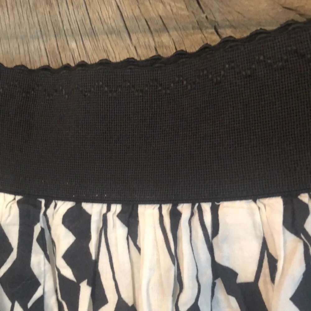 Forever 21 Pleated Skirt in Black & White Size Medium